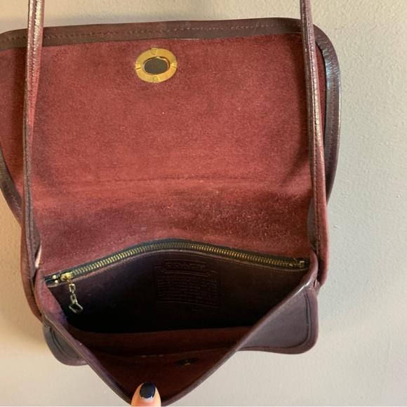 Vintage 70’s Coach Dinky Mini Leather Crossbody in Burgundy - Picture 5 of 10